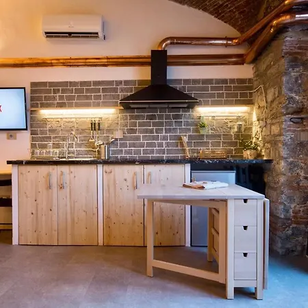 Apartment Rock & Wood - &